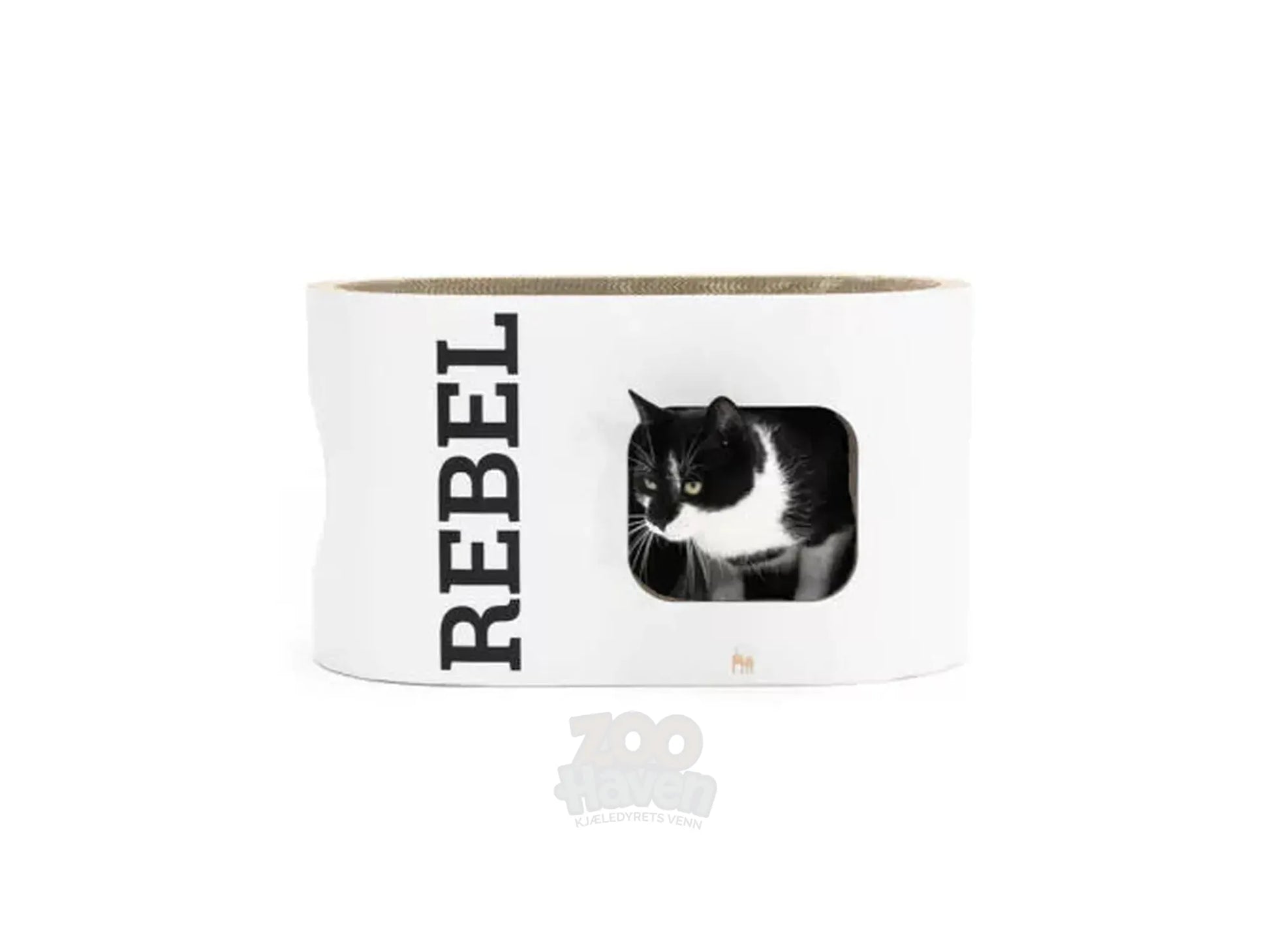 Hvit Ruby 60 kloremøbel i papp med en svart-hvit katt som titter ut av åpningen.