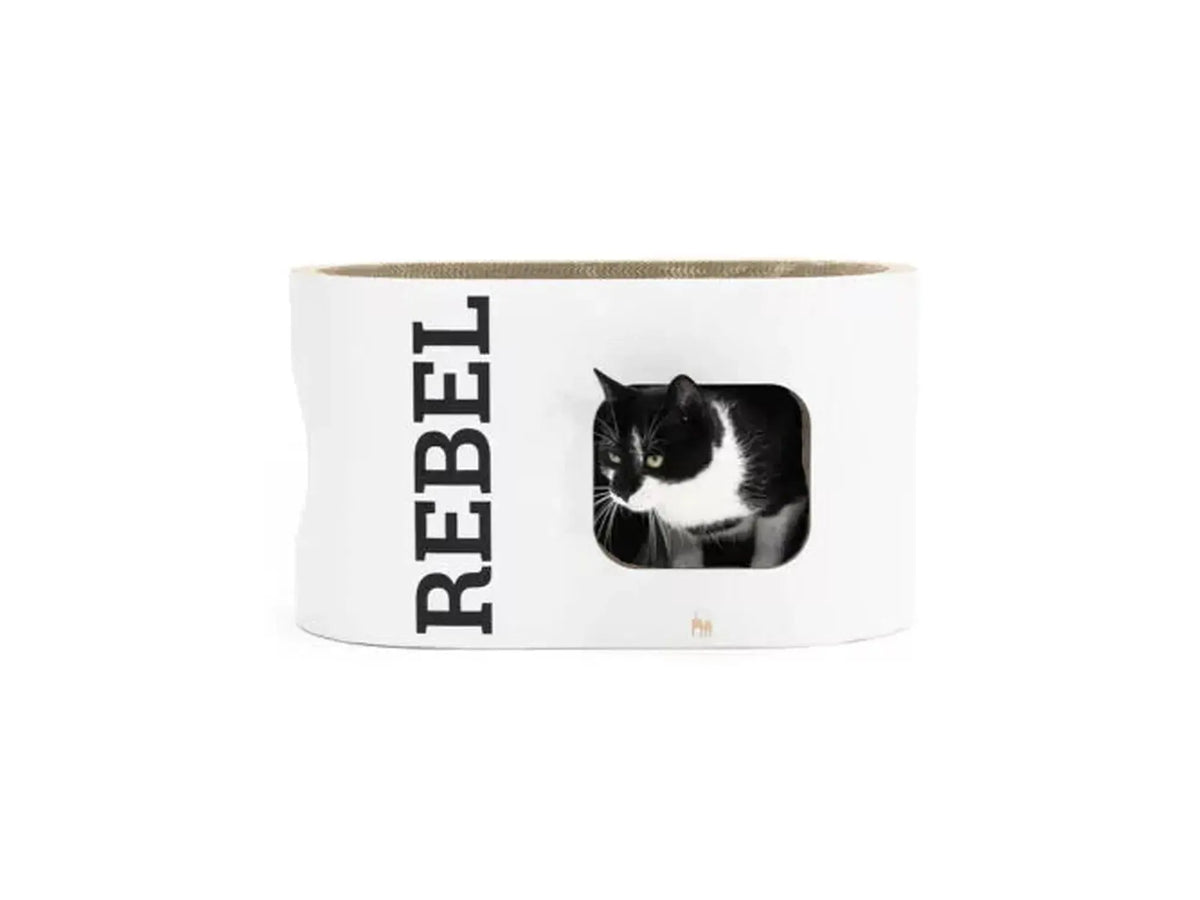 Hvit Ruby 60 kloremøbel i papp med en svart-hvit katt som titter ut av åpningen.