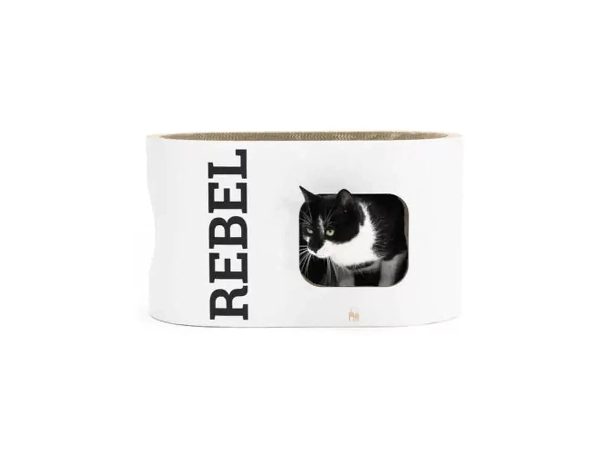 Hvit Ruby 60 kloremøbel i papp med en svart-hvit katt som titter ut av åpningen.