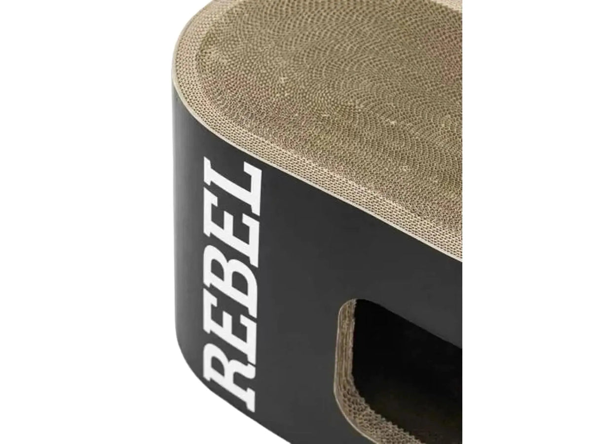 Svart og brun Ruby 60 kloremøbel i resirkulert bølgepapp med "REBEL" tekst og inngang.