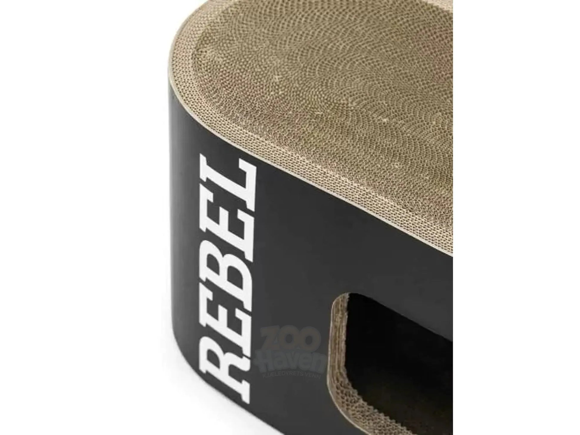 Svart og brun Ruby 60 kloremøbel i resirkulert bølgepapp med "REBEL" tekst og inngang.