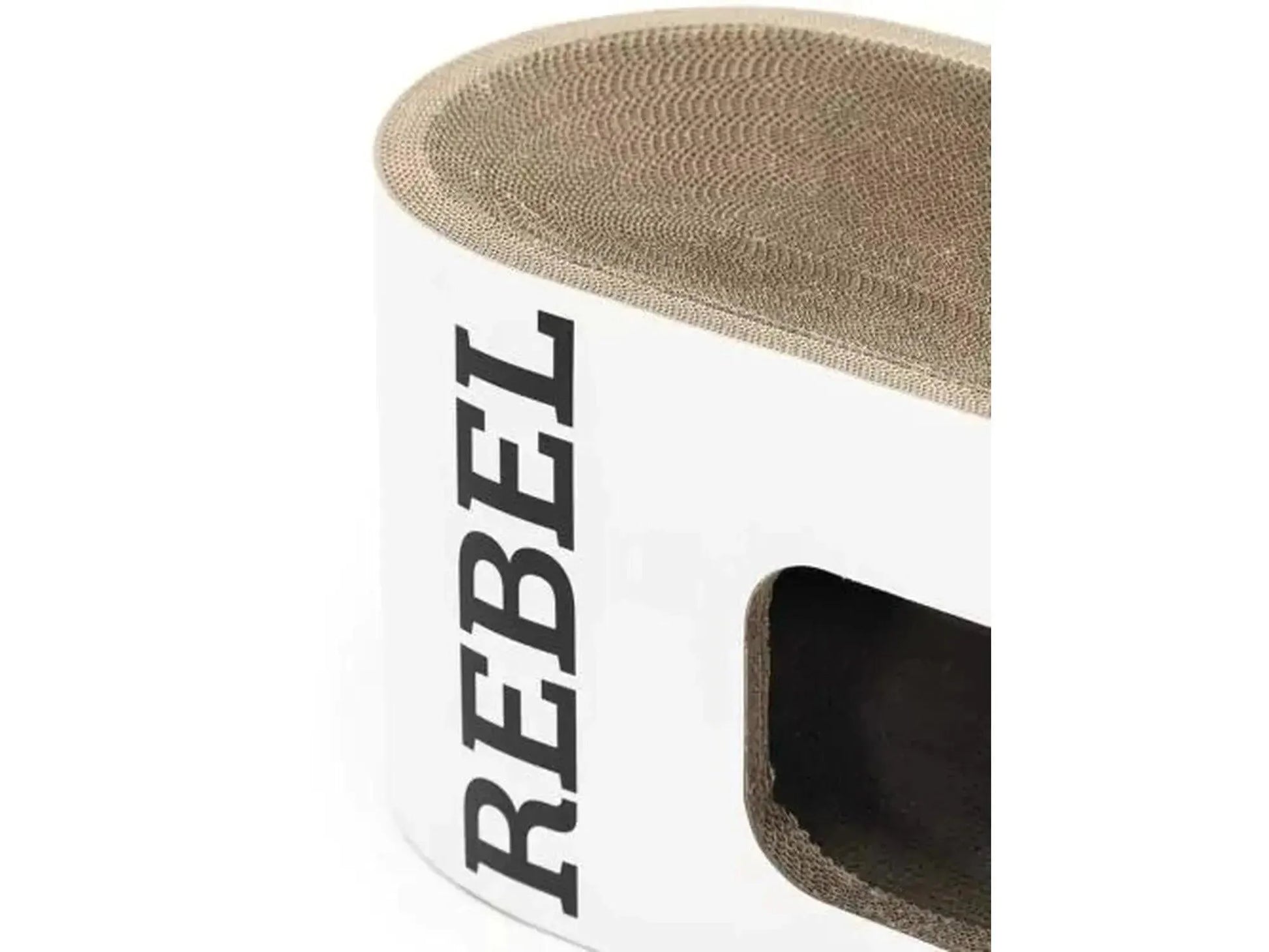 Ruby 60 kloremøbel i hvit og brun resirkulert bølgepapp med "REBEL" tekst og inngang.