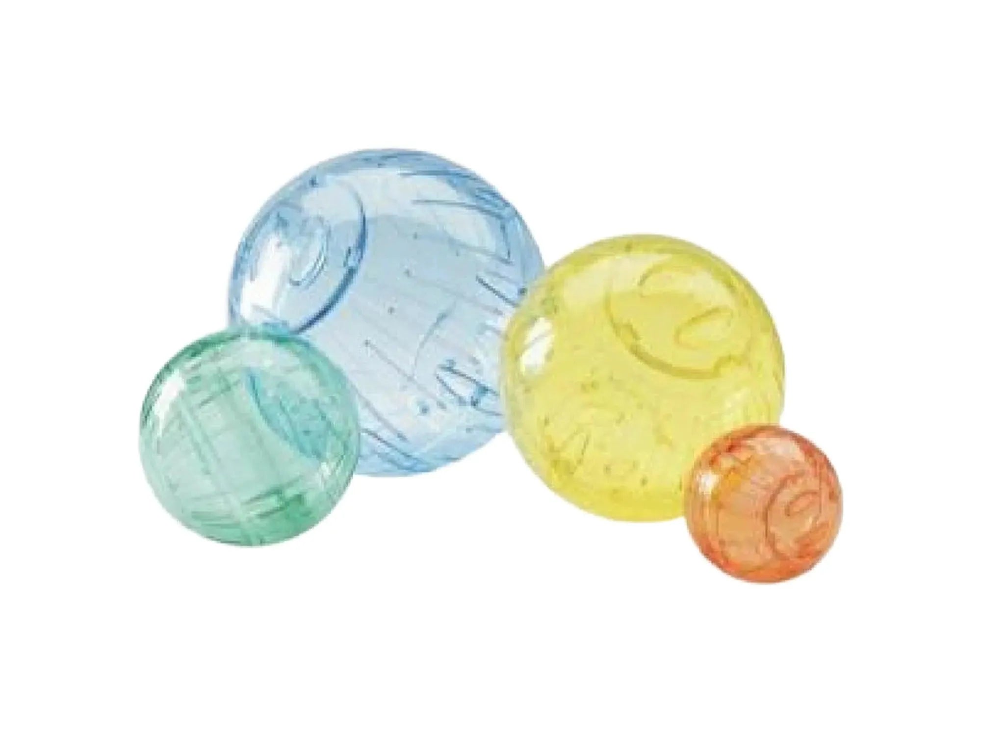Fire transparente løpeballer i plast: en stor blå, en medium gul, en liten grønn og en ekstra liten oransje.