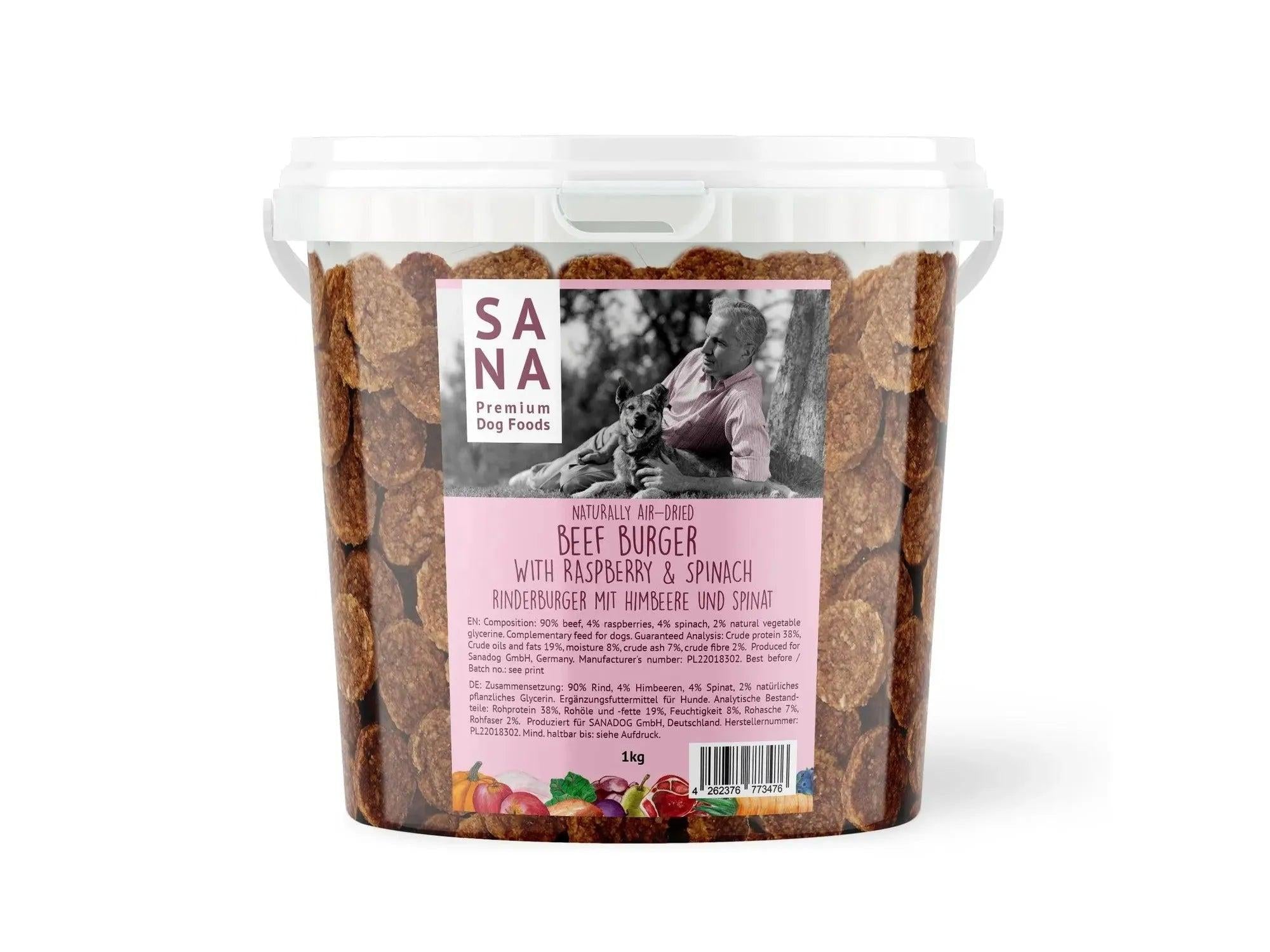 SANA Beef Burgers med bringebær og spinat hundegodbiter i en 1kg gjennomsiktig plastbøtte.