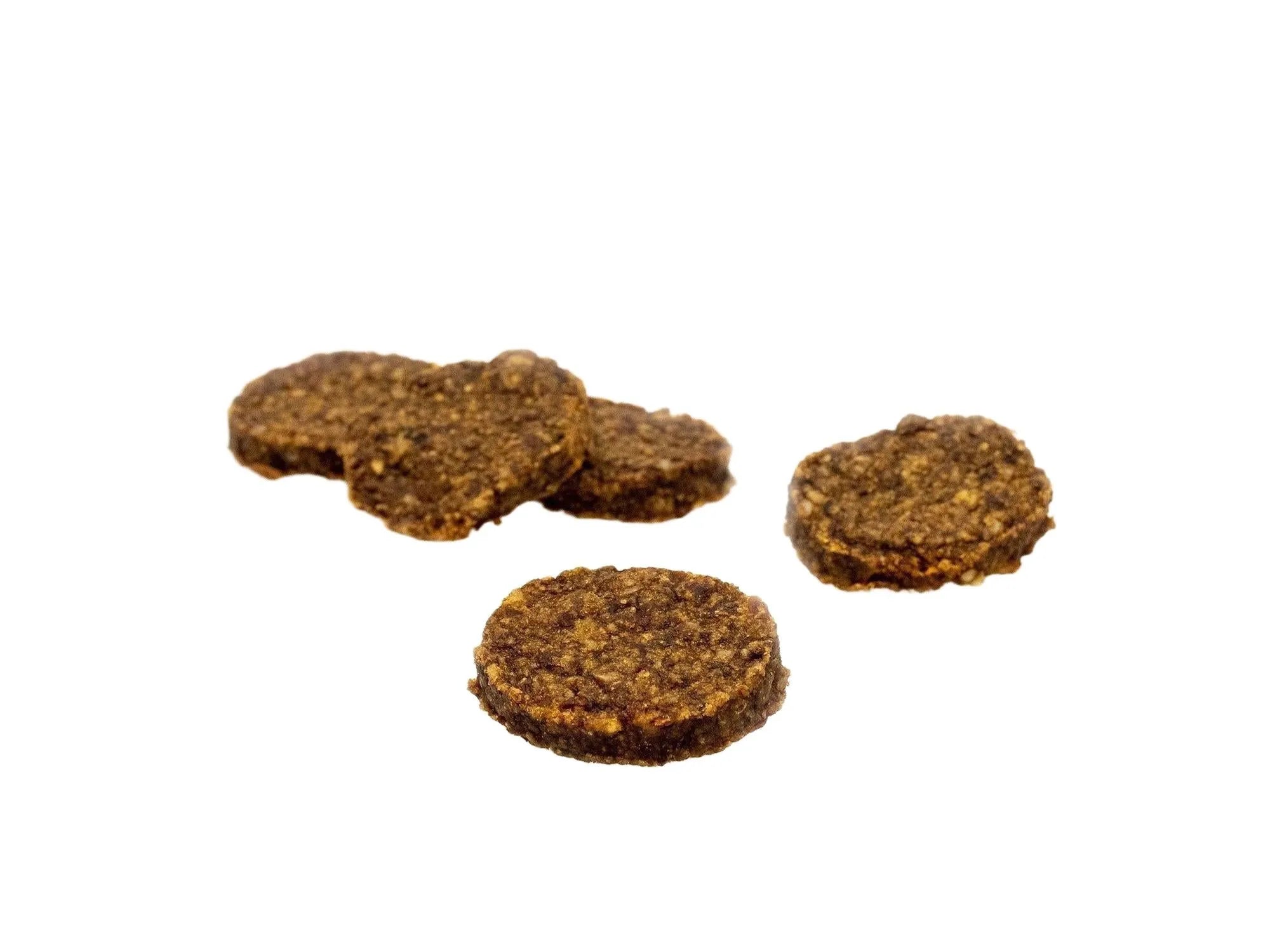 SANA Beef Burgers hundegodbiter med bringebær og spinat, mørkebrune og runde.