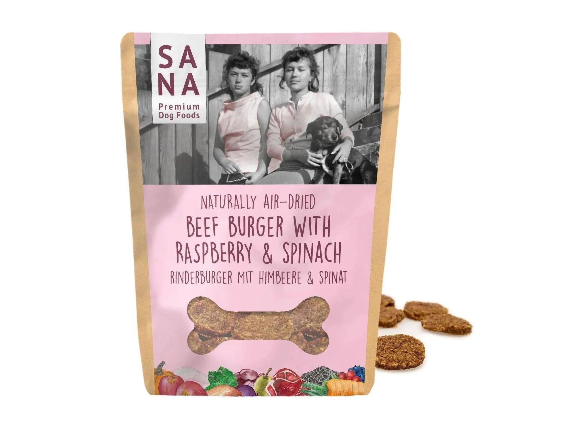 SANA Beef Burger hundegodbiter med bringebær og spinat i brun pose, med beinformet godbit.