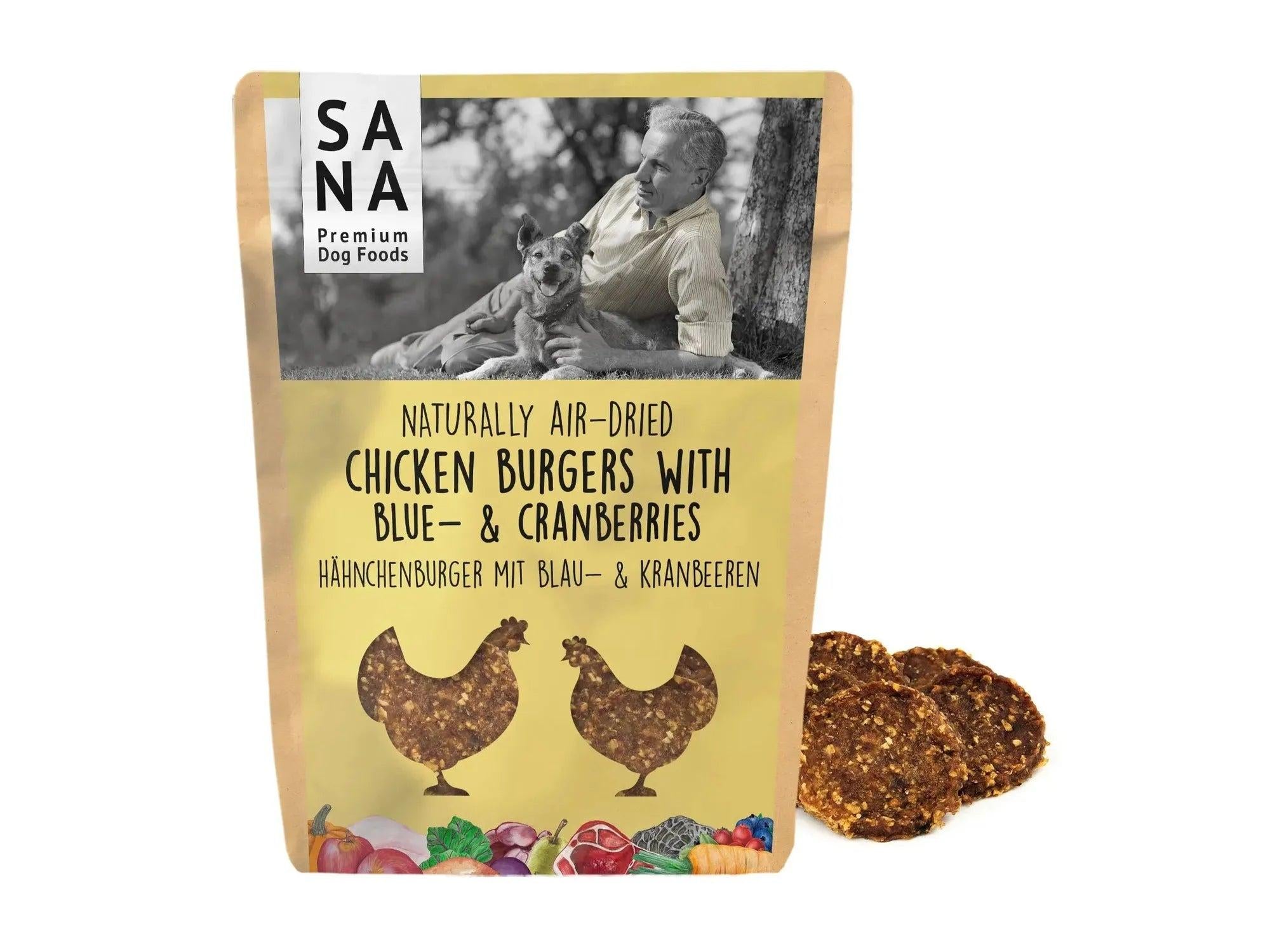 SANA Chicken Burgers hundegodbiter med blåbær og tranebær i en brun pose, med tre burgere ved siden av.