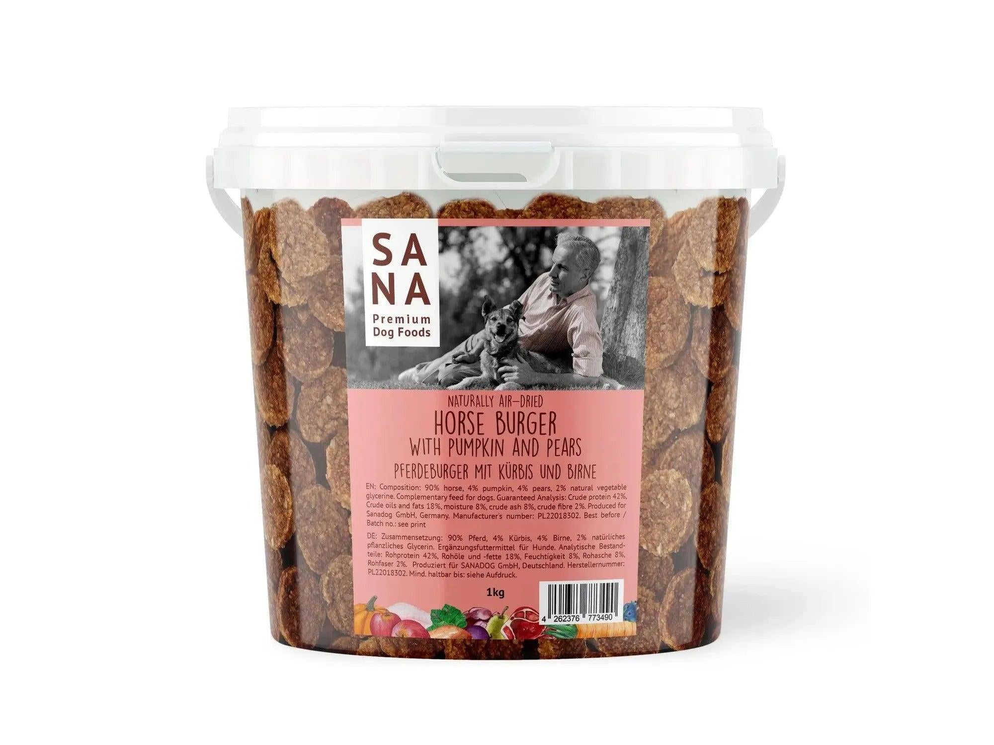 Gjennomsiktig bøtte med SANA Horse Burgers med gresskar og pære, 1 kg, med produktetikett.