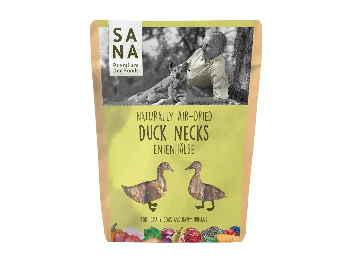 Sana Premium Dog Foods pakke med naturlig lufttørket andehals, med bilde av mann, hund og ender.