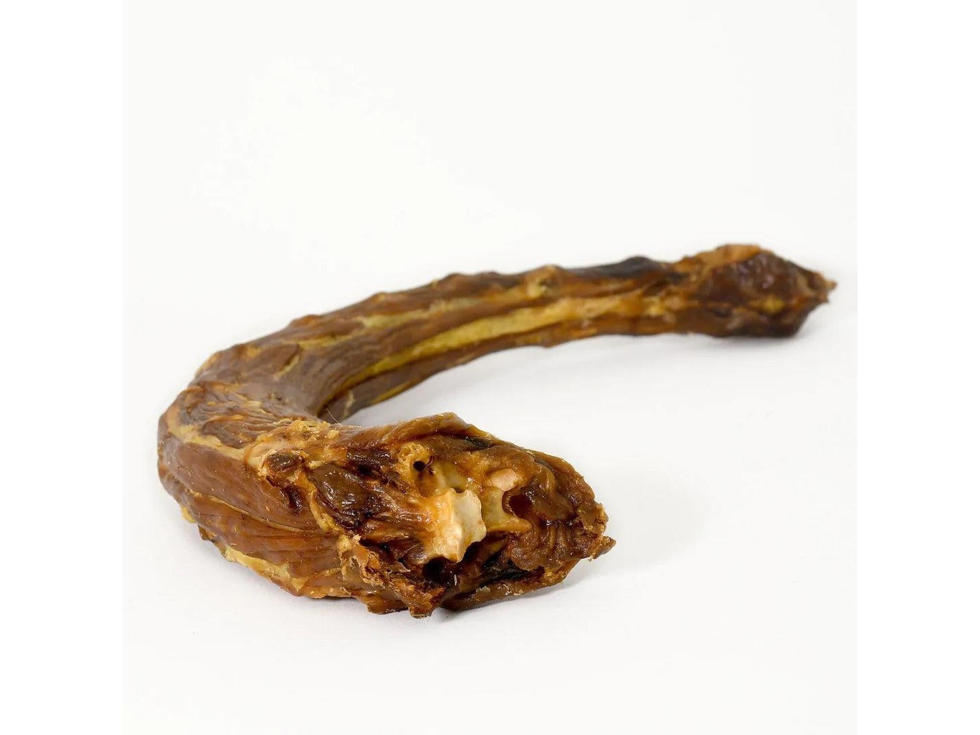 Sana kalkunhalser, en naturlig, tørket tyggegodbit for hund, med mørk brun farge og synlig benstruktur.