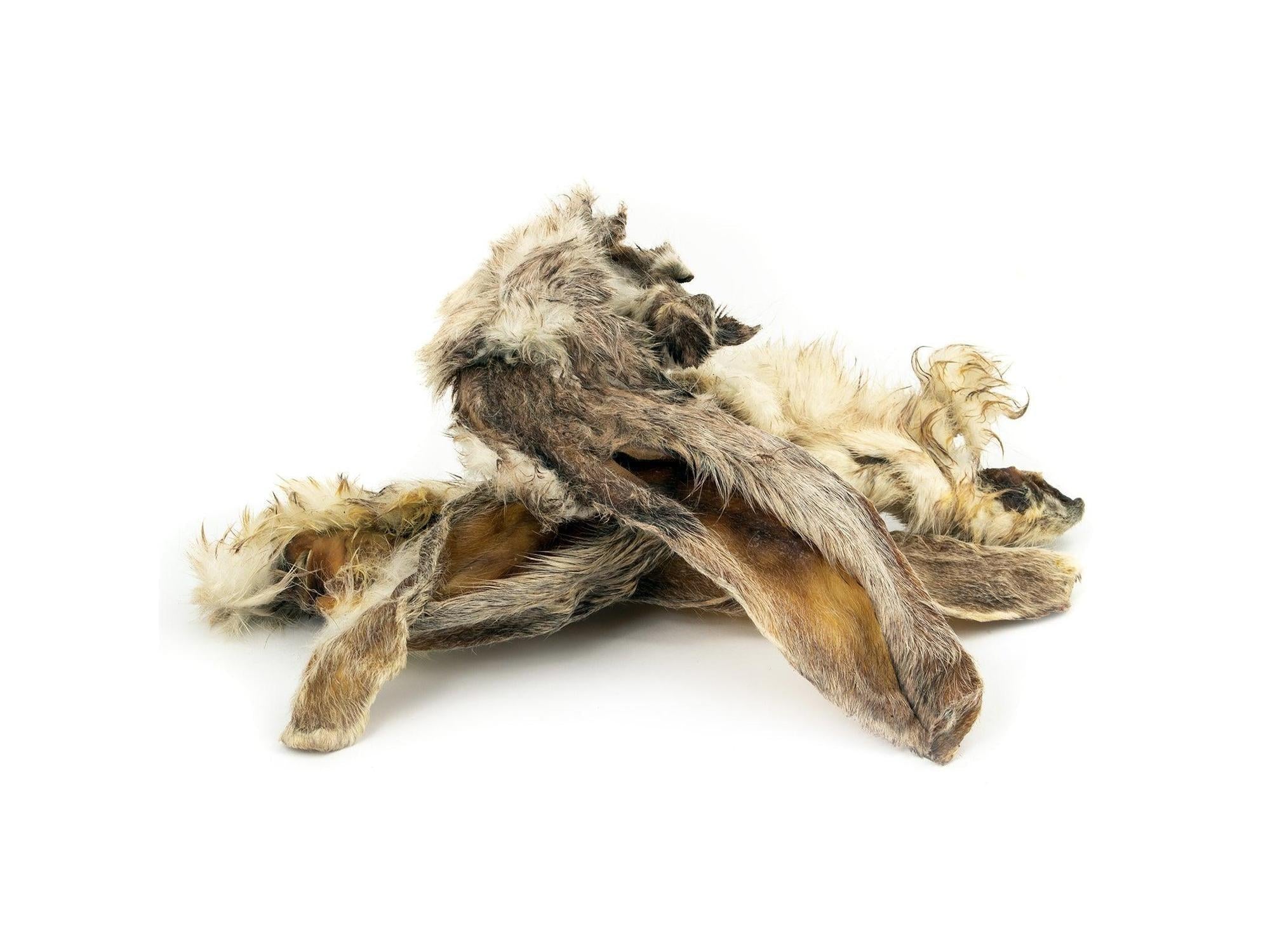 En haug med naturlige kaninører med pels i brun-grå toner, for hund.
