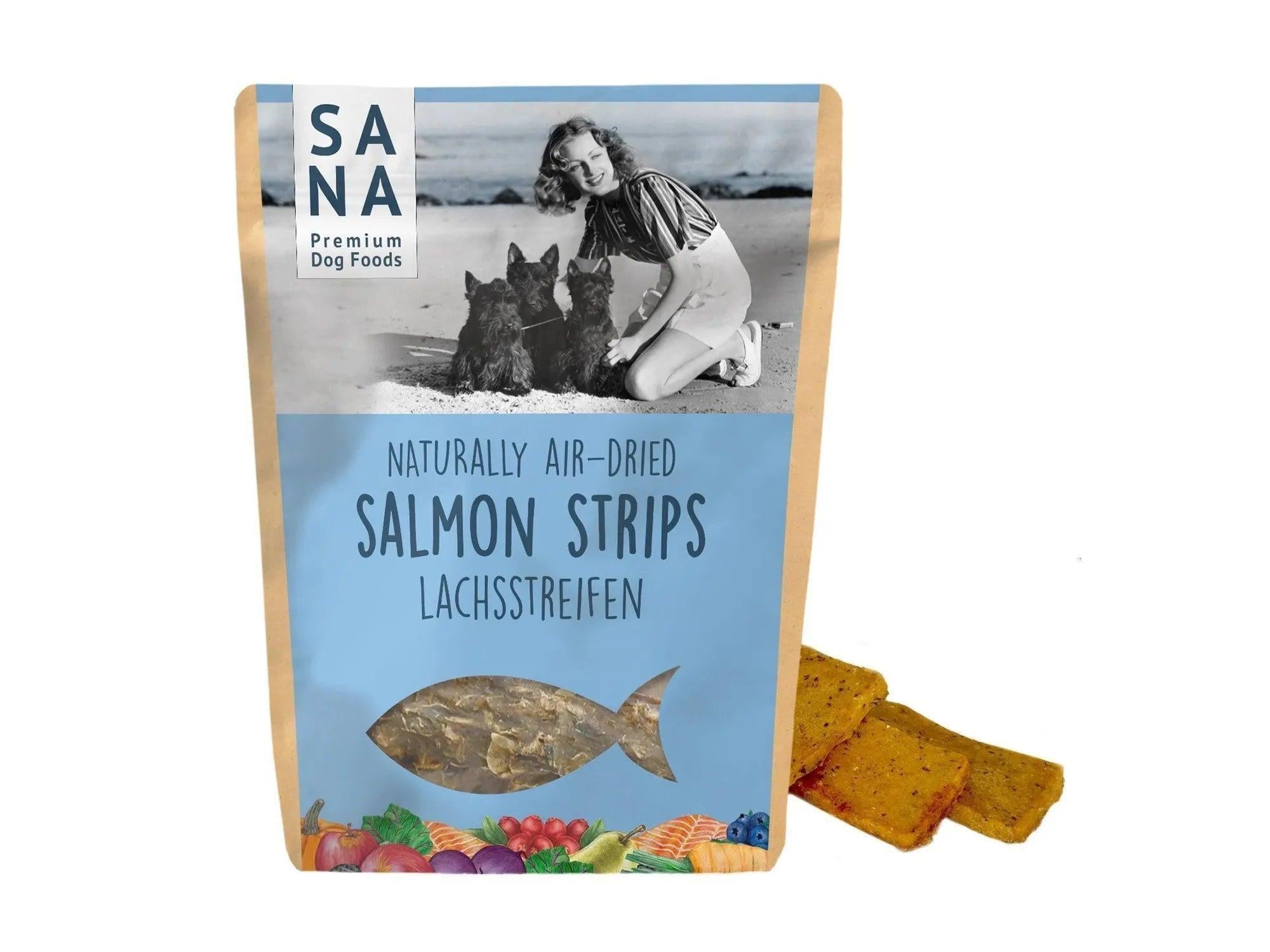 Sana laksestrips hundesnacks i en brun og blå pose med vintagebilde av kvinne og hunder, med to oransje strimler ved siden av.