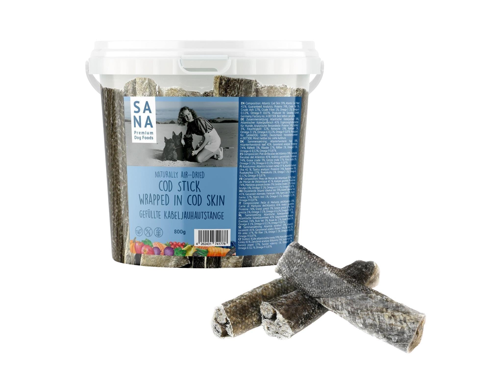 Gjennomsiktig bøtte med Sana torskepinner surret i torskehud, 800g, med to pinner utenfor.