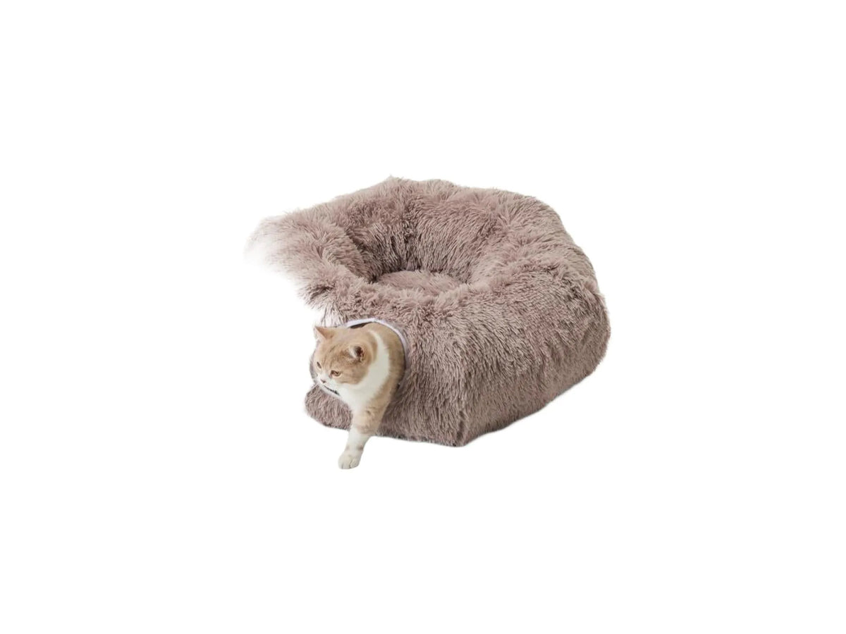 Savic Snuggle 3-i-1 tunnelseng i myk, brun fuskepels med en katt som titter ut.