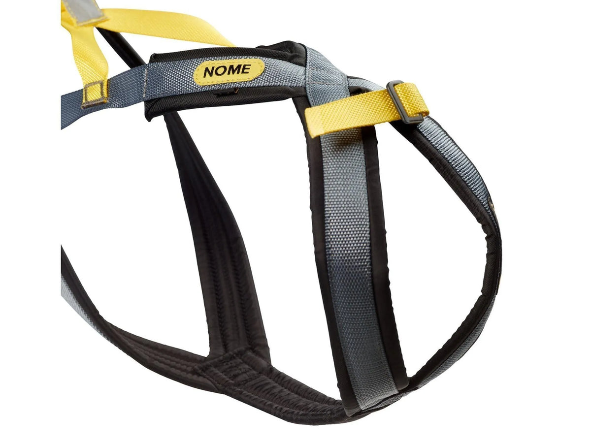 Nome Racing trekksele i grå og gul med svart polstring, for aktiv hund.