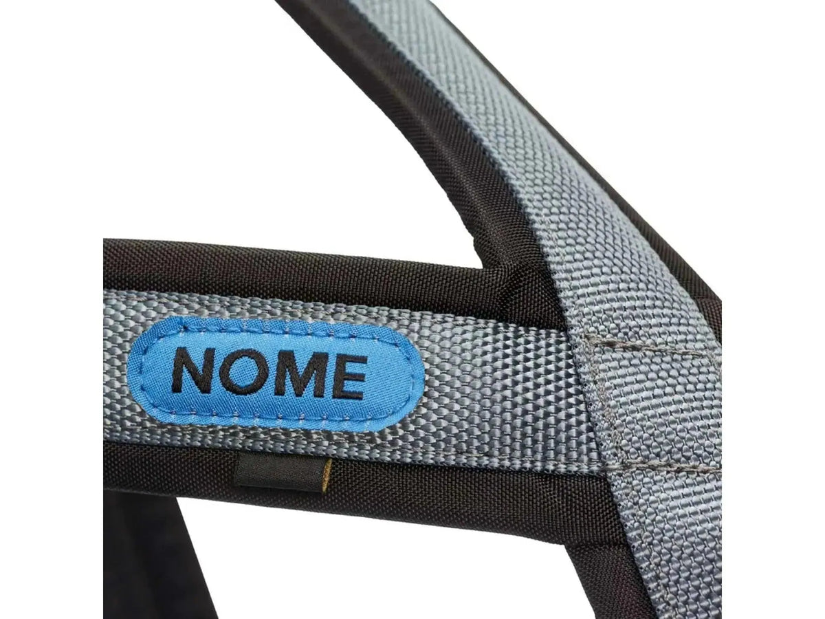 Seleverkstedet Nome Racing trekksele i svart og grå med blått "NOME" merke.