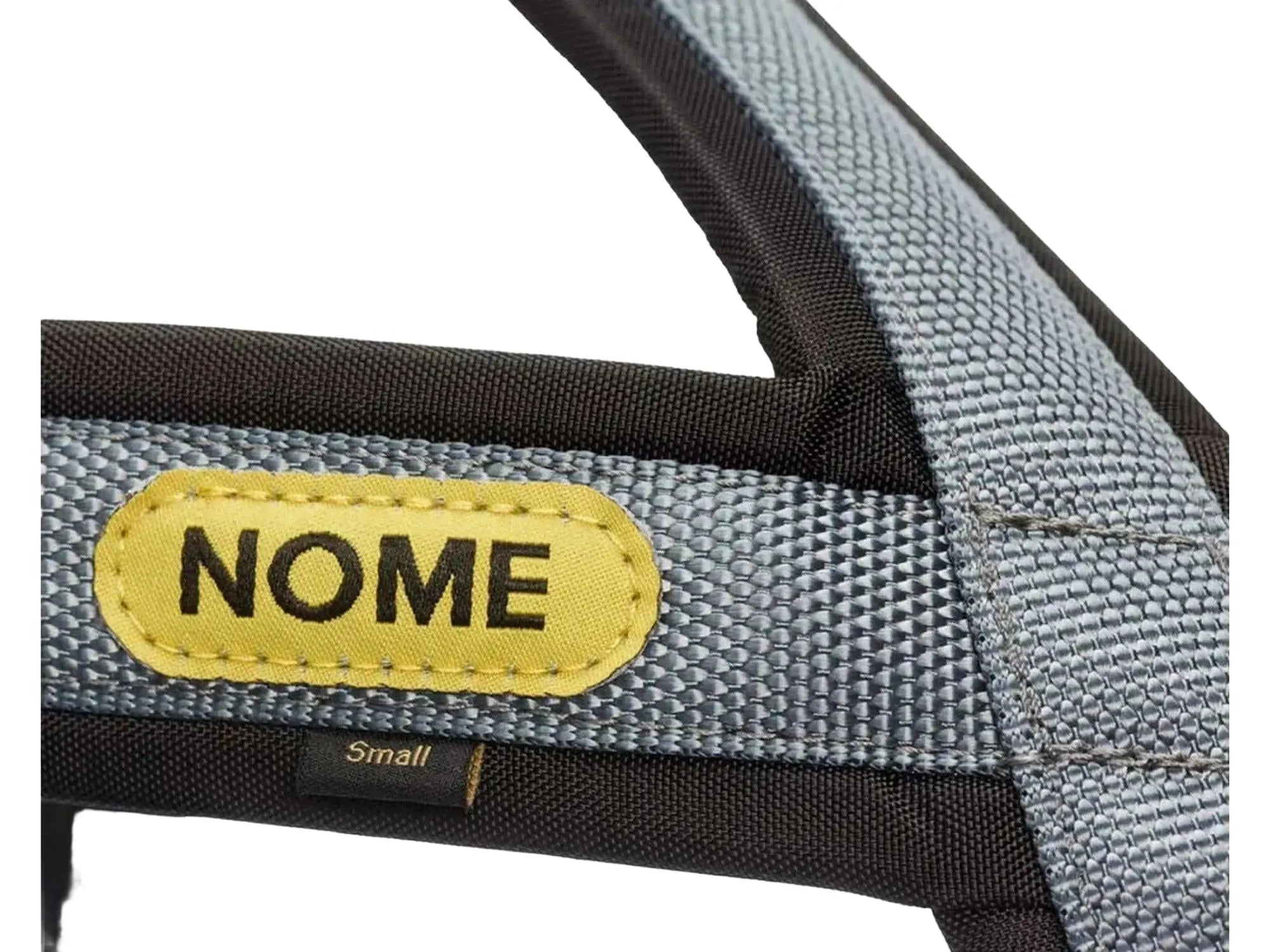 Seleverkstedet Nome Racing trekksele i svart og grå med gul "NOME" logo og "Small" størrelsesmerke.
