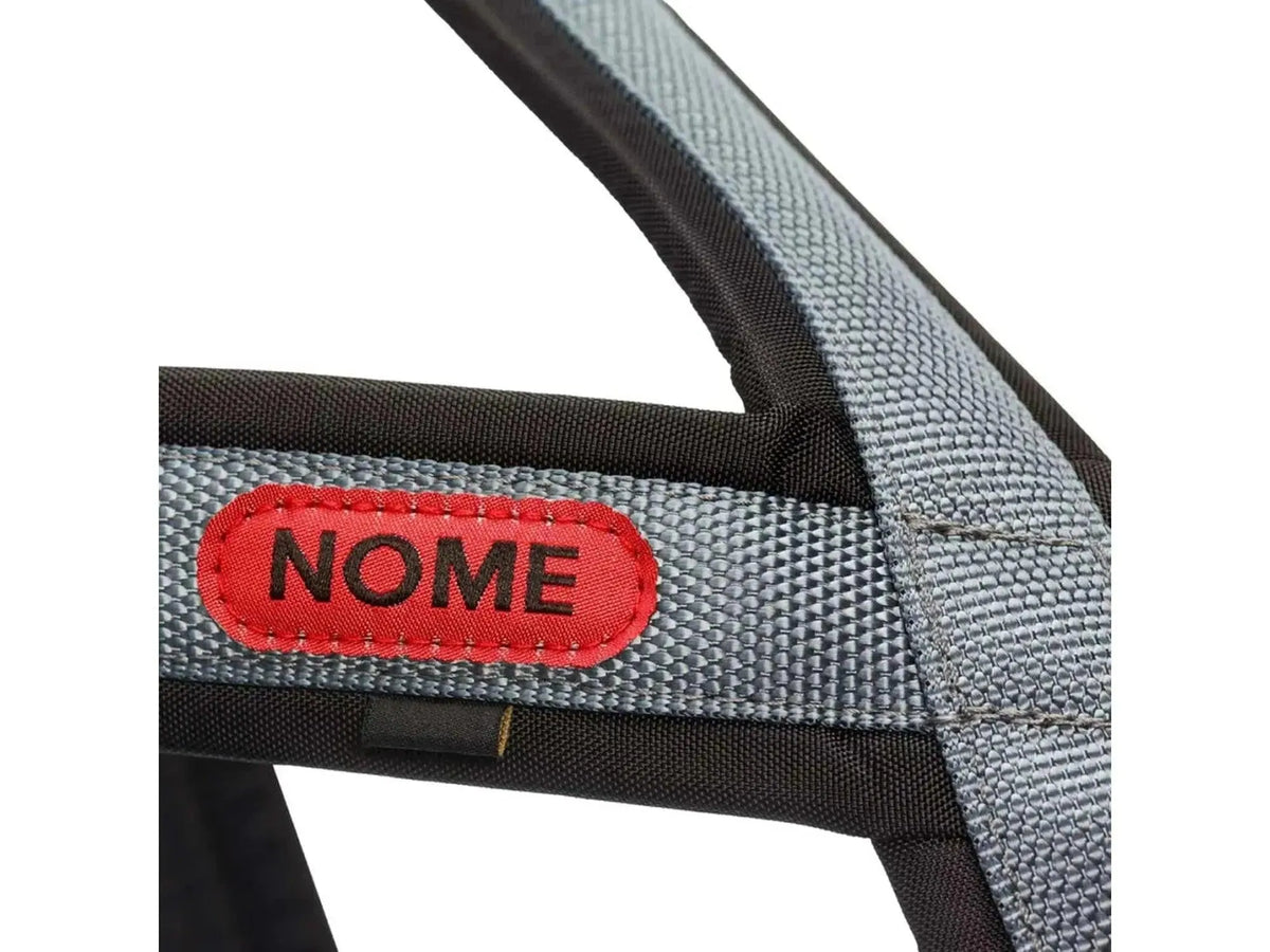 Seleverkstedet Nome Racing trekksele i grå og svart med rød "NOME" logo.