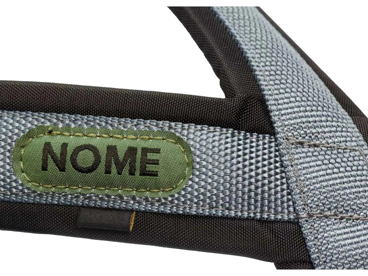 Nærbilde av Seleverkstedet Nome Racing trekksele i svart og grå med grønn "NOME" logo.