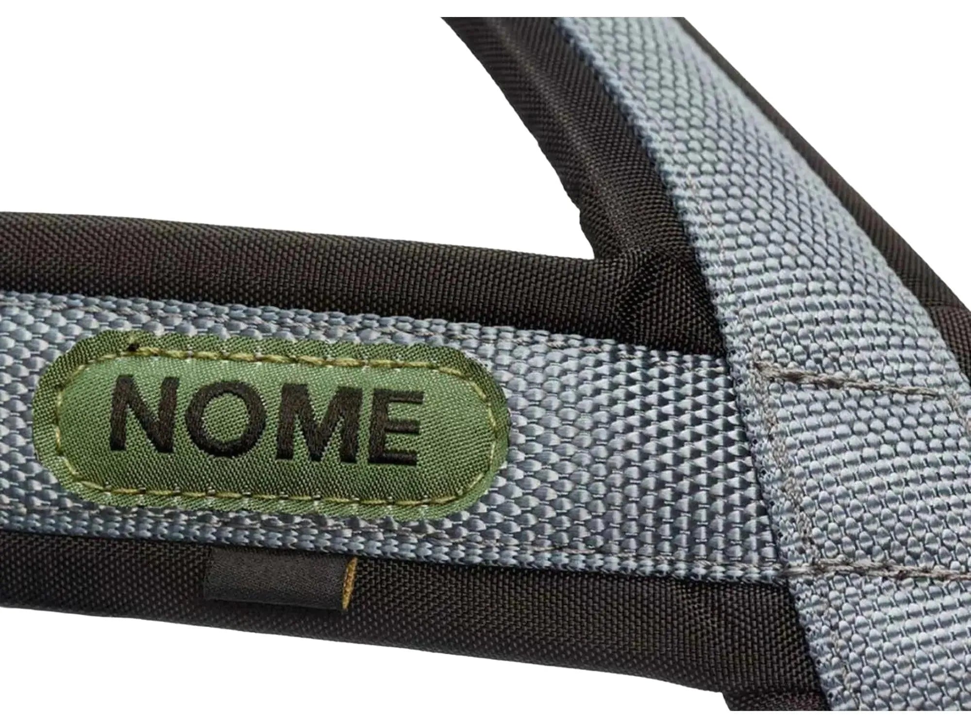 Nærbilde av Seleverkstedet Nome Racing trekksele i svart og grå med grønn "NOME" logo.