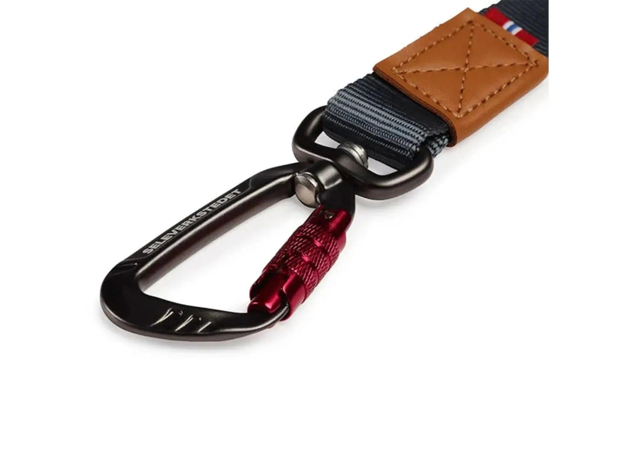 Seleverkstedet Rush Joring Line med svart karabinkrok, rød lås og brunt skinnfeste.