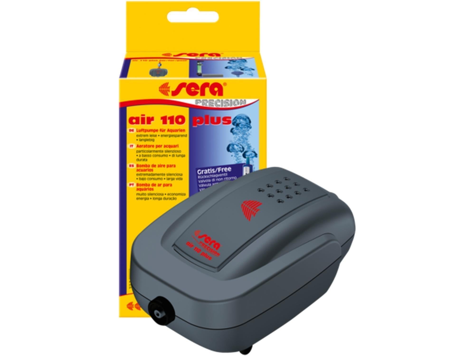Sera Air Plus akvariepumpe i grått med rød logo, ved siden av en gul og blå produkteske.
