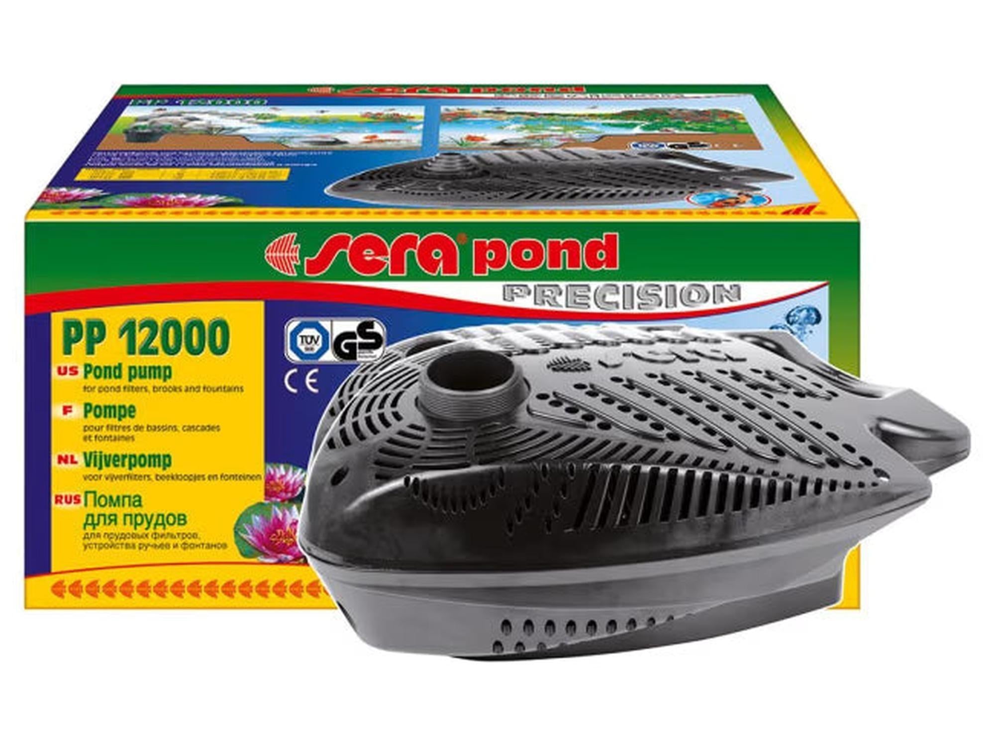 Sera Pond PP 12000L svart dammpump med skyddskurv och handtag, framför dess gröna och gula förpackning.