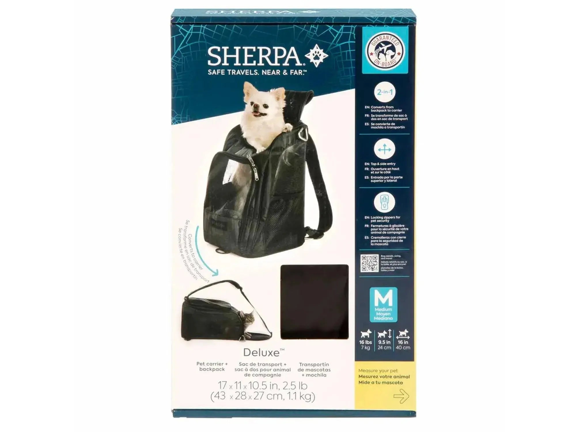 Svart Sherpa Deluxe kjæledyrbærer/ryggsekk med en liten hvit hund, viser konverterbar design og nettingvinduer.
