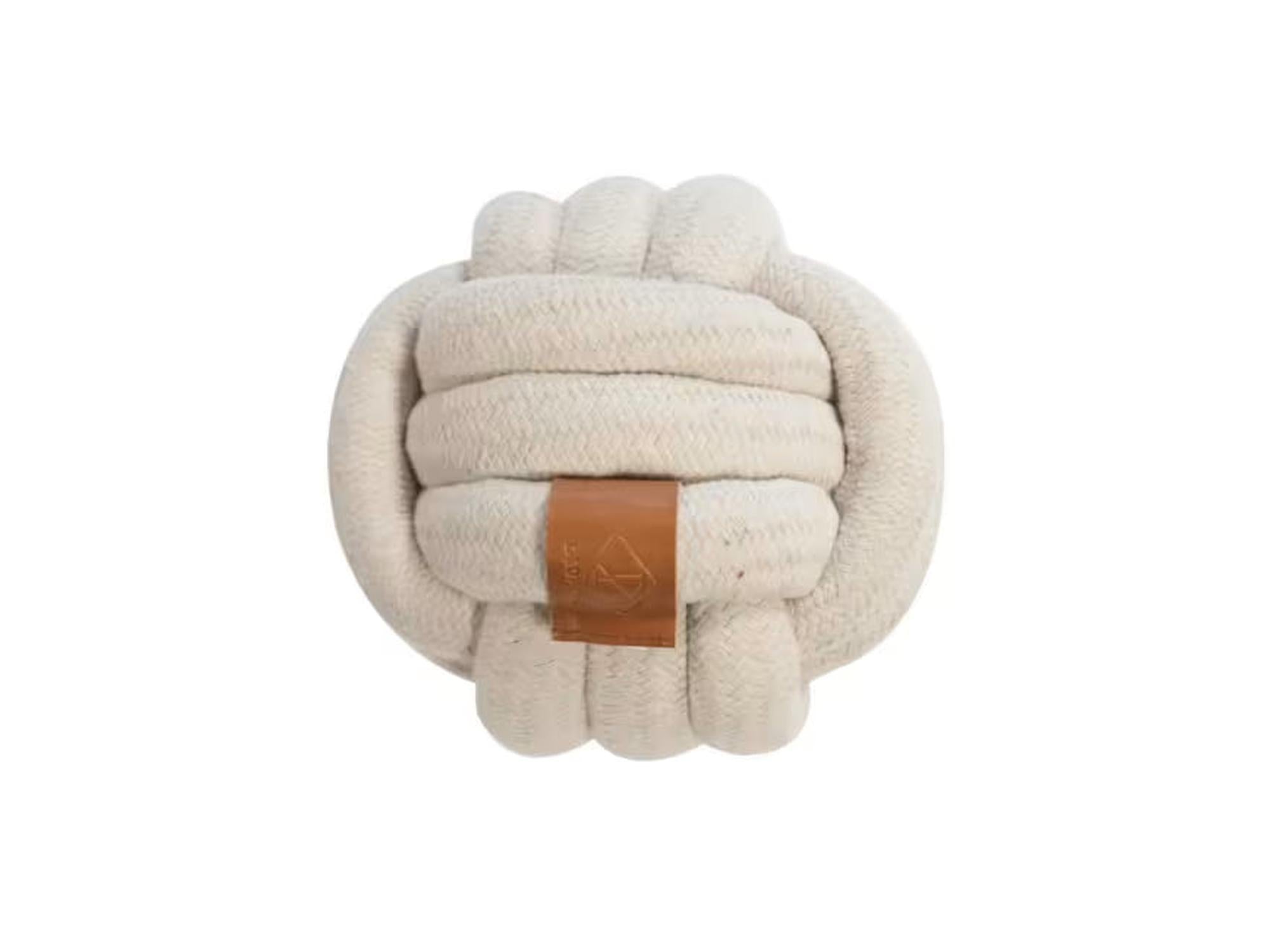 Skip Tauknuteball beige Ø15 cm, slitesterk hundeleke i naturlig bomull med brunt skinnmerke.