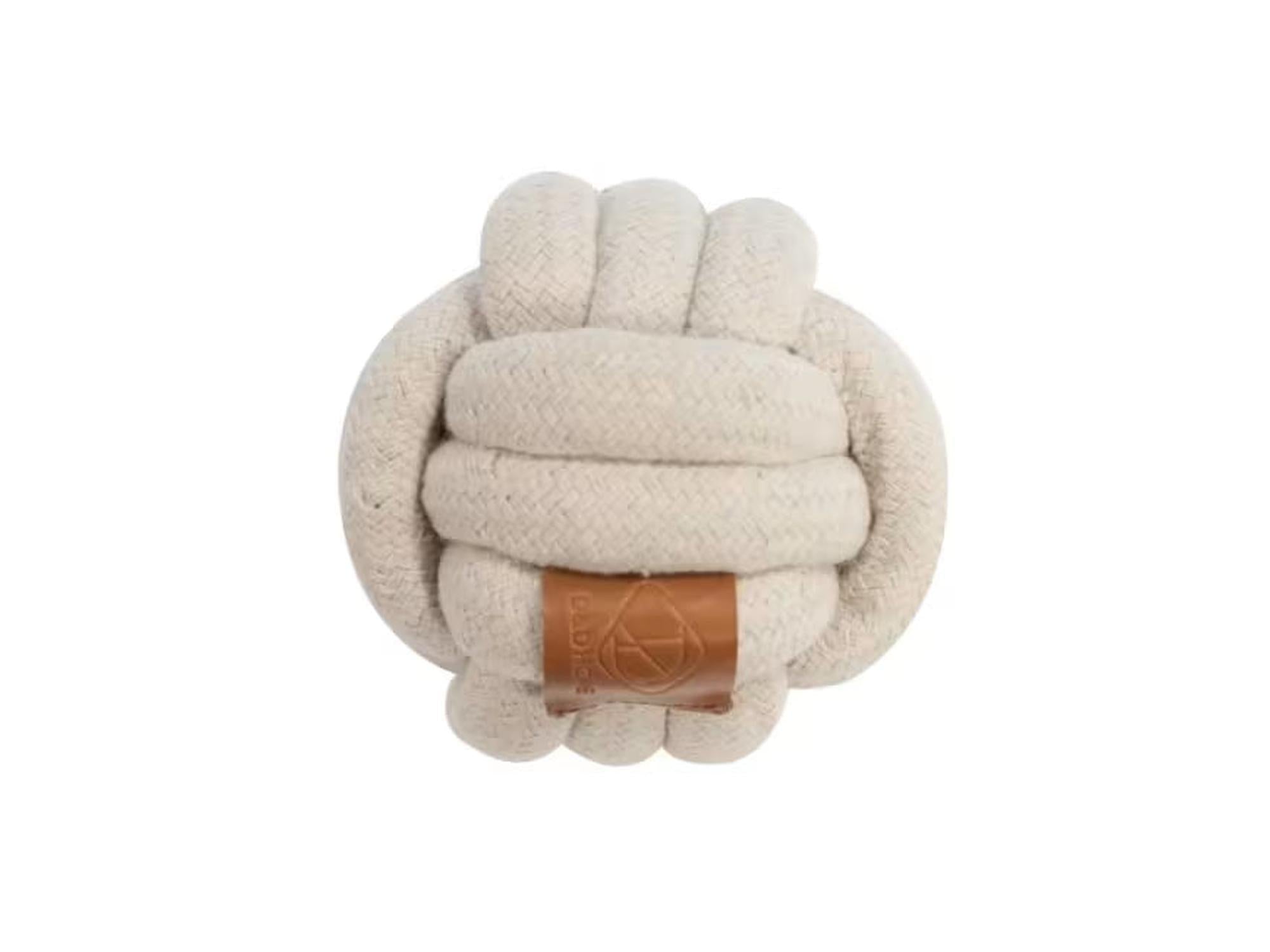 Beige bomullstauknuteball Ø10 cm for hund, med brunt lærlogo.
