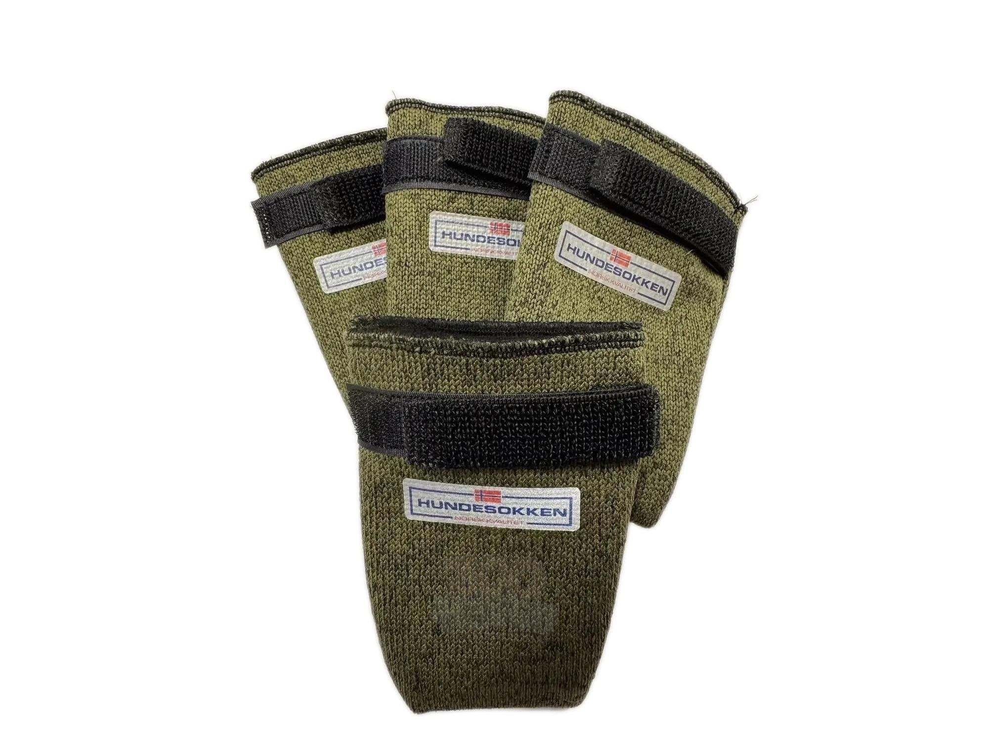 Fire limegrønne hundesokker med fleece og med svart borrelås og etikett med teksten "HUNDESOKKEN - NORSK KVALITET".