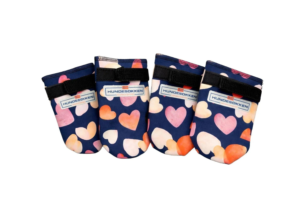 Fire mørkeblå softshell hundesokker med rosa og oransje hjerter, fleecefôr og borrelås.