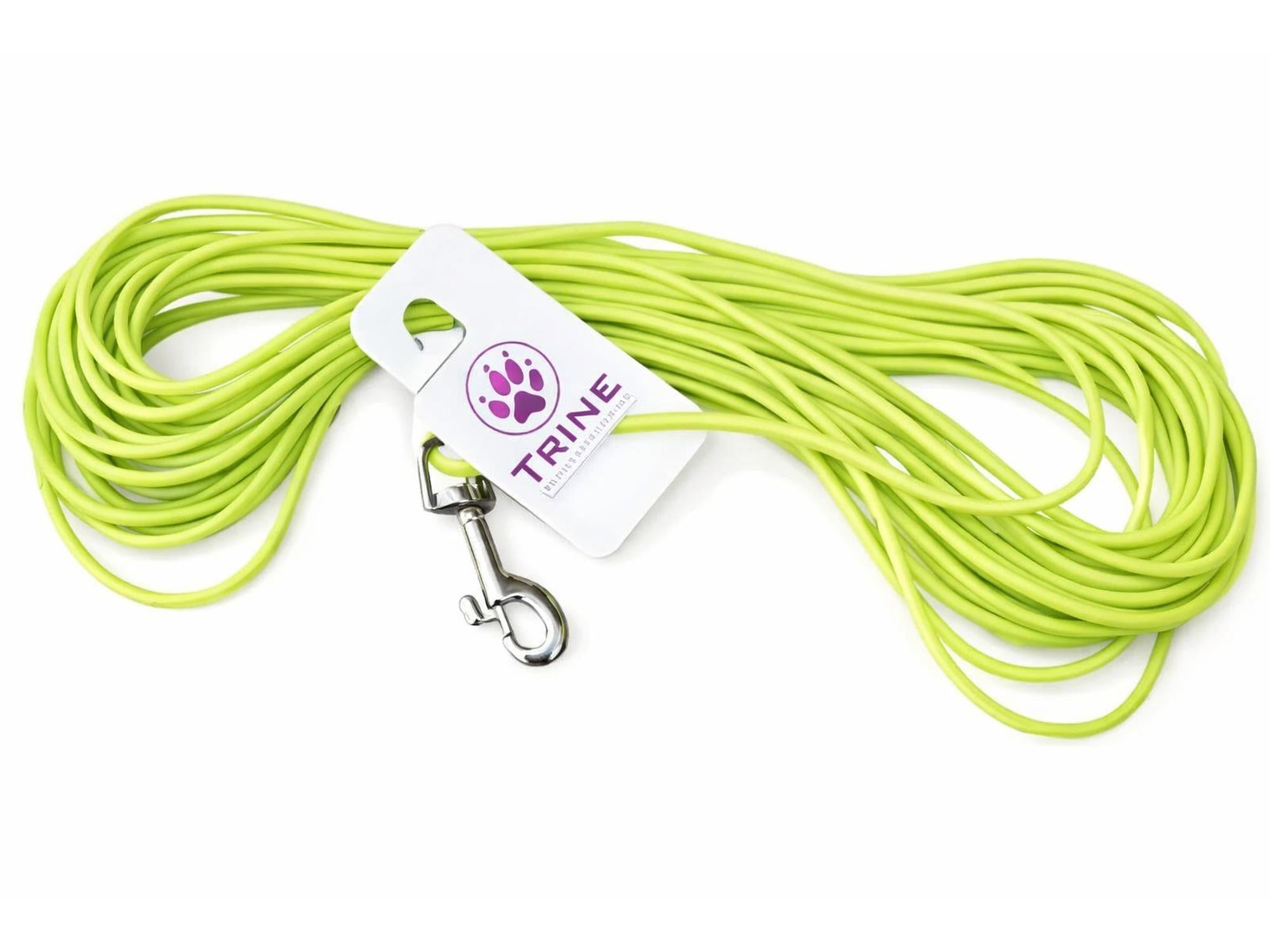Neongul 15 meter PVC sporline for hund med sølvfarget karabinkrok og Trine-merkelapp.
