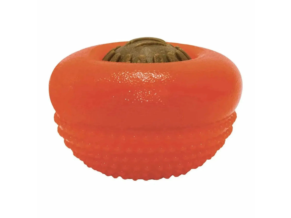 Oransje Starmark Everlasting Bento Ball hundeleke med brun godbit i midten.