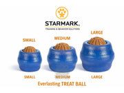 Tre blå Starmark Everlasting Treat Ball hundeleker i størrelsene small, medium og large, med brun godbit inni.