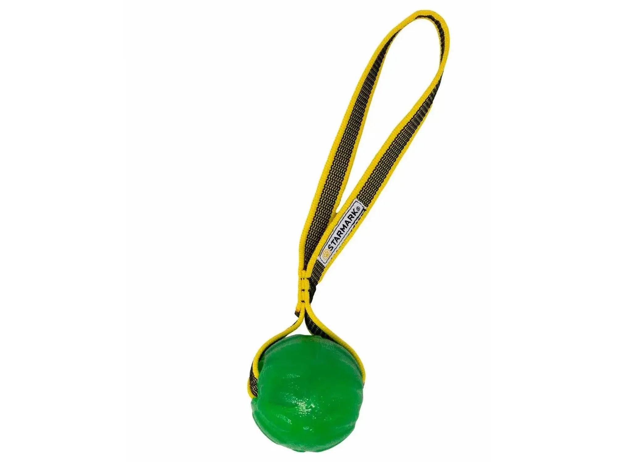 Grønn Starmark GripCord Chew Ball Loop hundeleke med gul og svart løkkehåndtak.