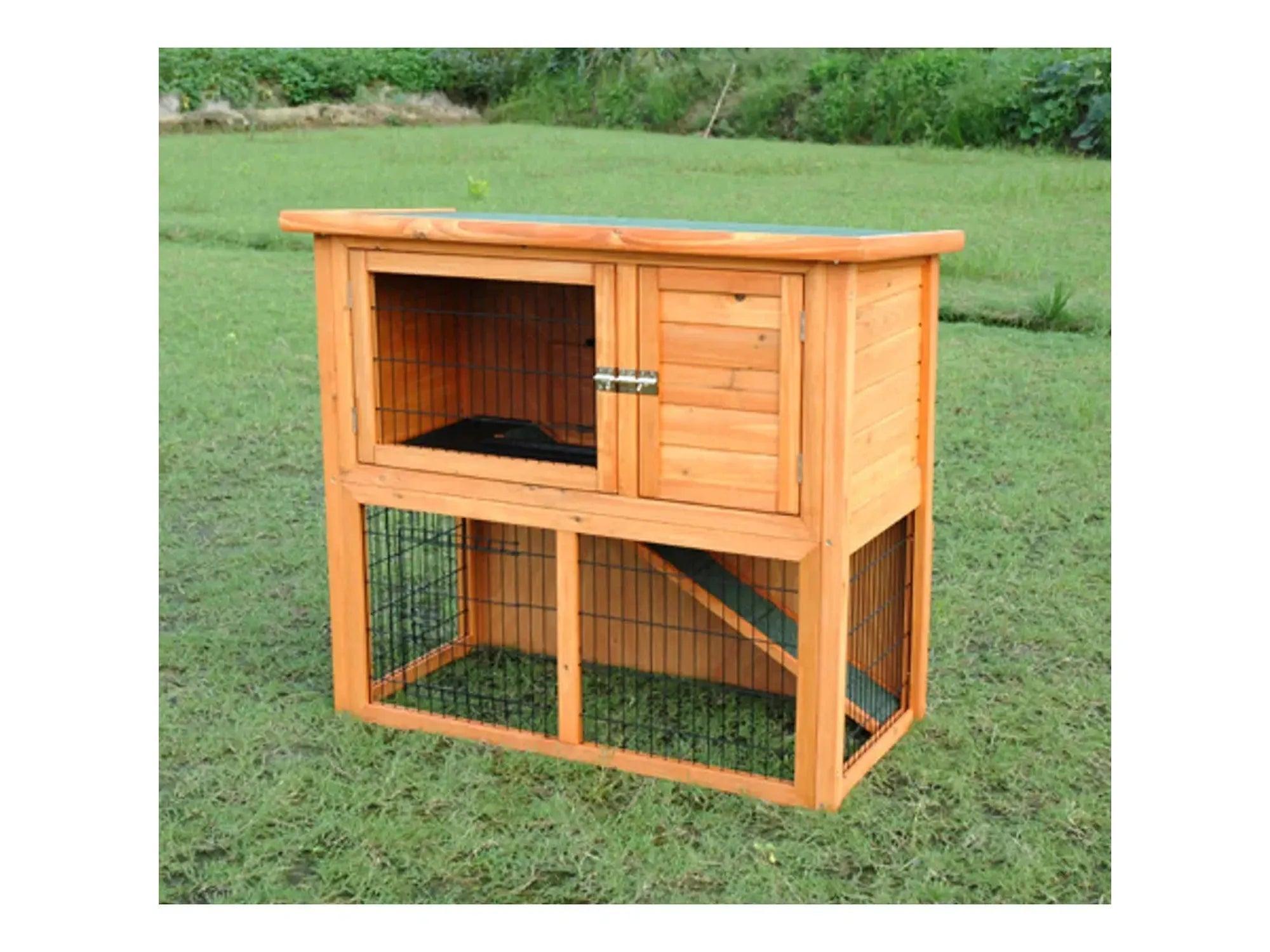SunnyPet Ferie XL 2-etasjers kaninbur i lyst tre med grønt tak, rampe og netting.