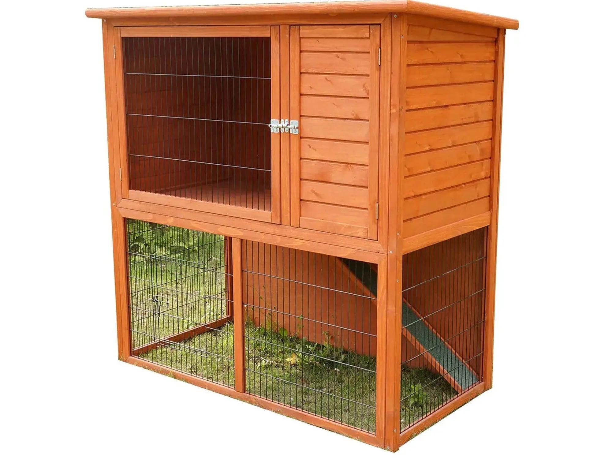 SunnyPet Ferie XL 2-etasjers kaninbur i tre med rampe, netting og lukket soveområde.