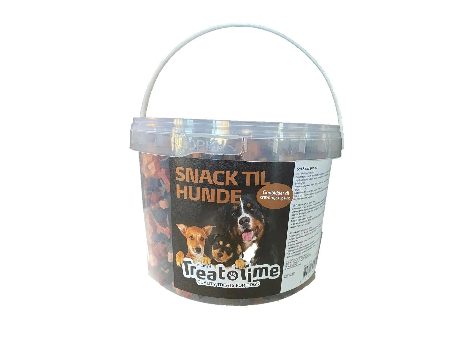 Stor 1,8 kg bøtte med Super Soft-Snack Ben Mix hundegodbiter, med bilde av tre hunder.