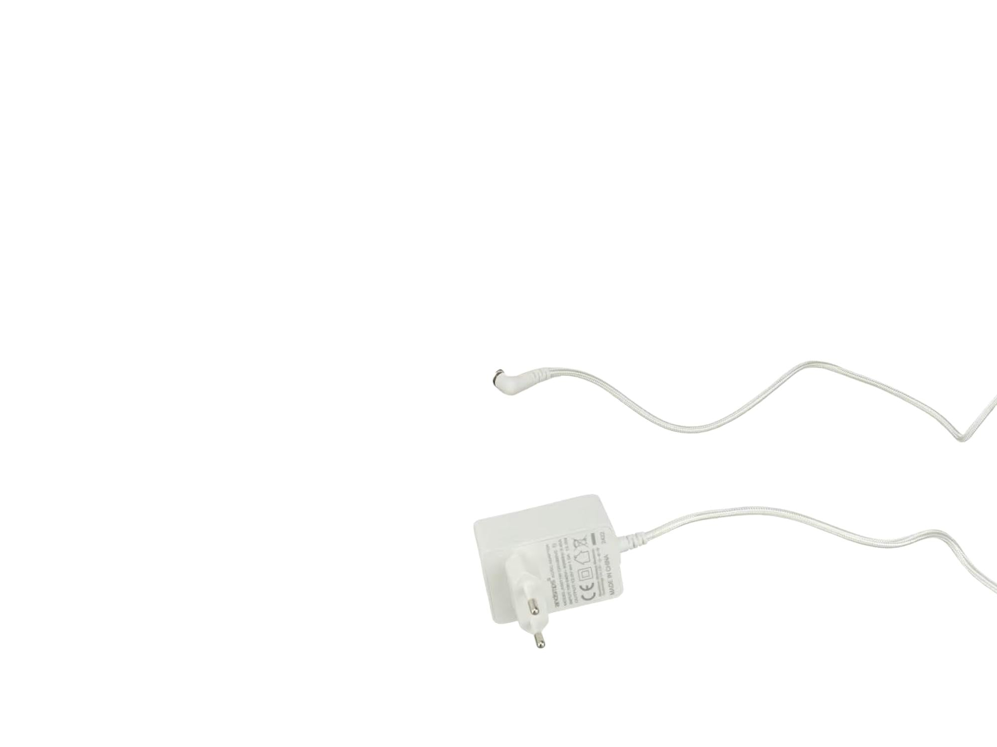 Nærbilde av den hvite TRIXIE Smart selvrensende kattedoens strømkabel og adapter.