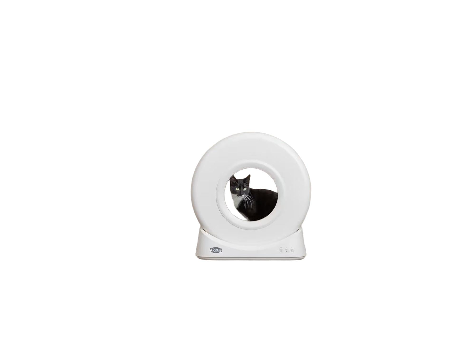 Hvit TRIXIE Smart selvrensende kattedo med en svart katt inni, på et tregulv.