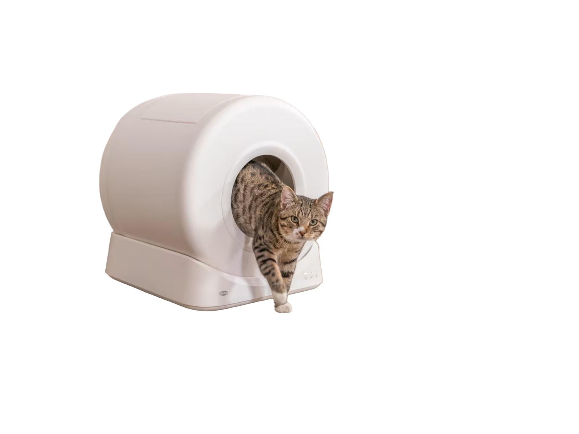 Hvit TRIXIE Smart selvrensende kattedo med en stripete katt som kommer ut av åpningen.