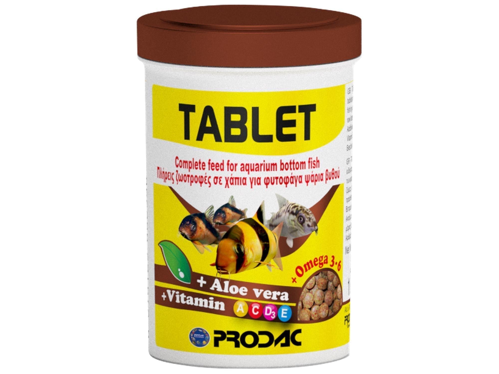 Hvit Prodac Tablet fiskefôrbeholder med brun lokk, gul etikett, fiskebilder, og "Omega 3,6 + Aloe vera + Vitamin A C D E" tekst.