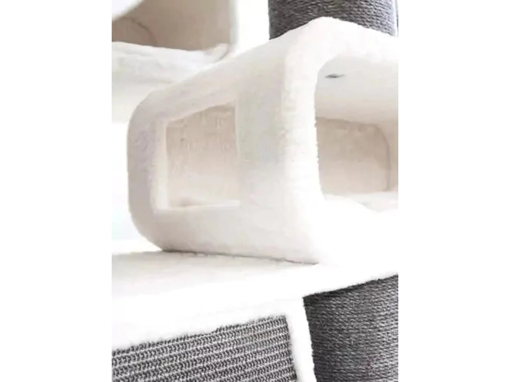 Hvit og grå XXL Petrebels Cat Tree Norwegian 200 med myke liggeflater og klorestolper.