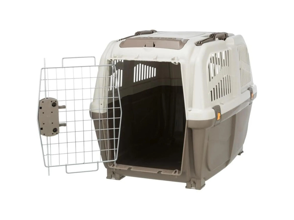 Taupe/sand Skudo 4 transportbur i plast med metallgitterdør, ventilasjon og håndtak.