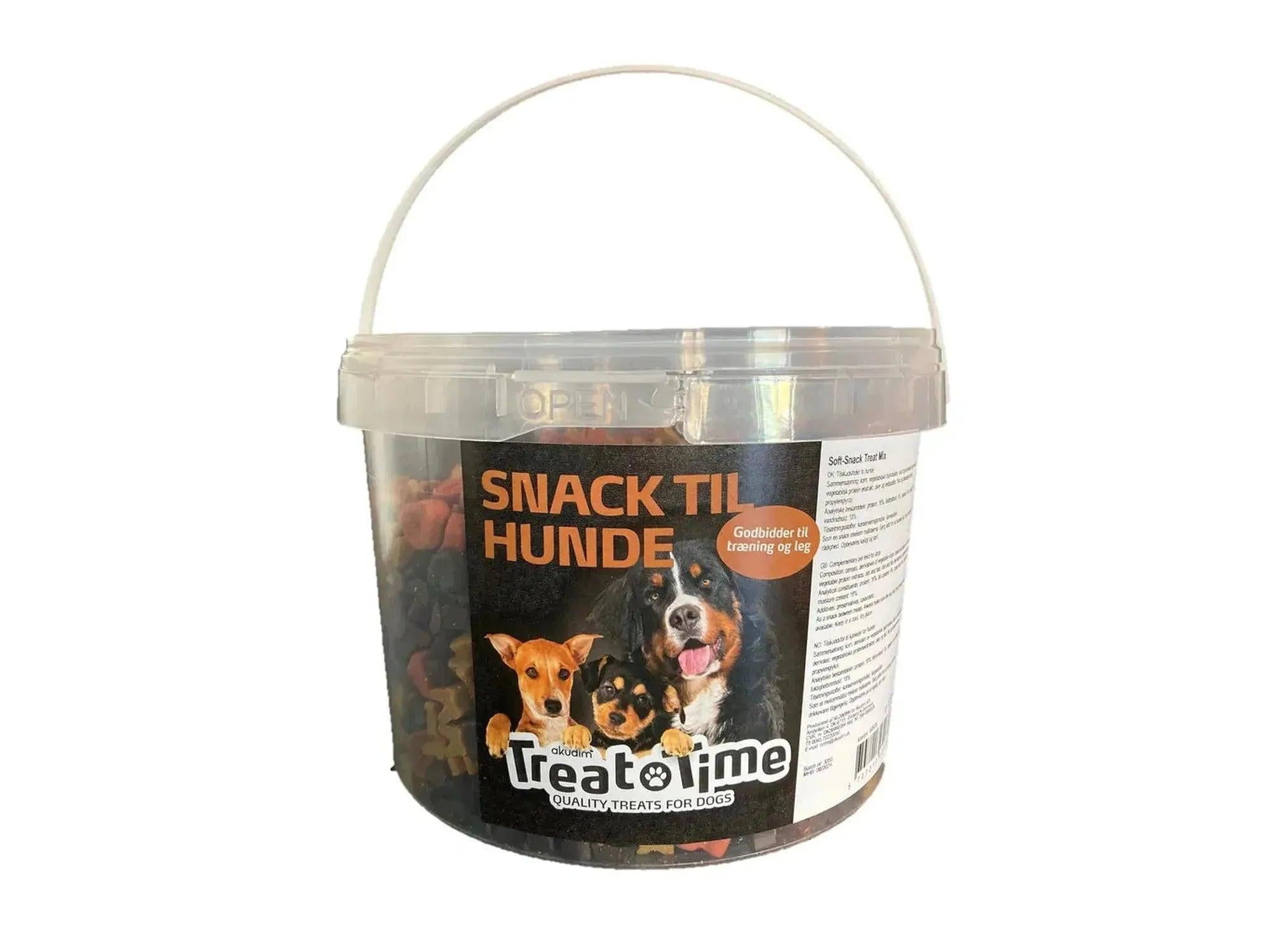 TreatTime Soft-Snack Treat Mix hundegodbiter i en 1,8 kg klar plastbøtte med bilde av tre hunder.