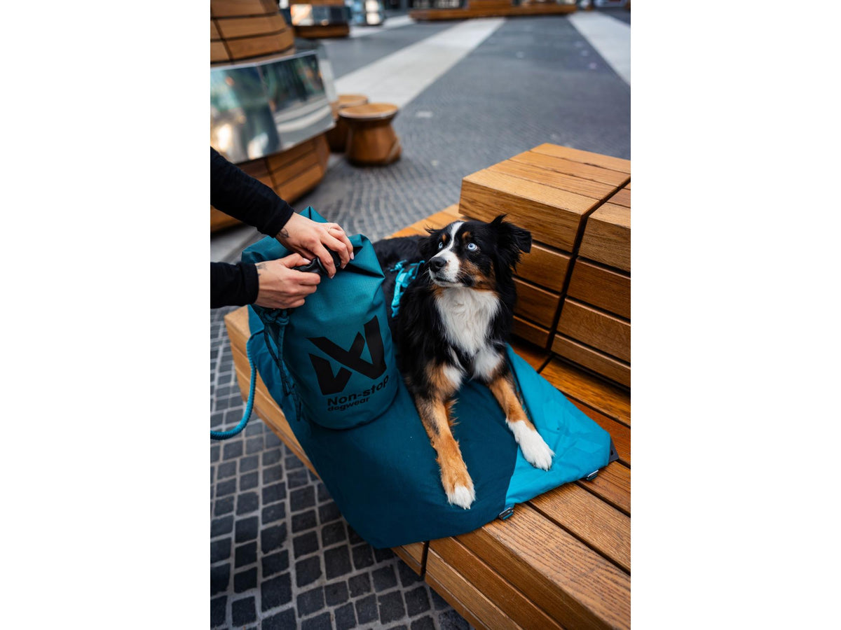 Non-stop dogwear Trekking dog bed campingseng – Mørk teal