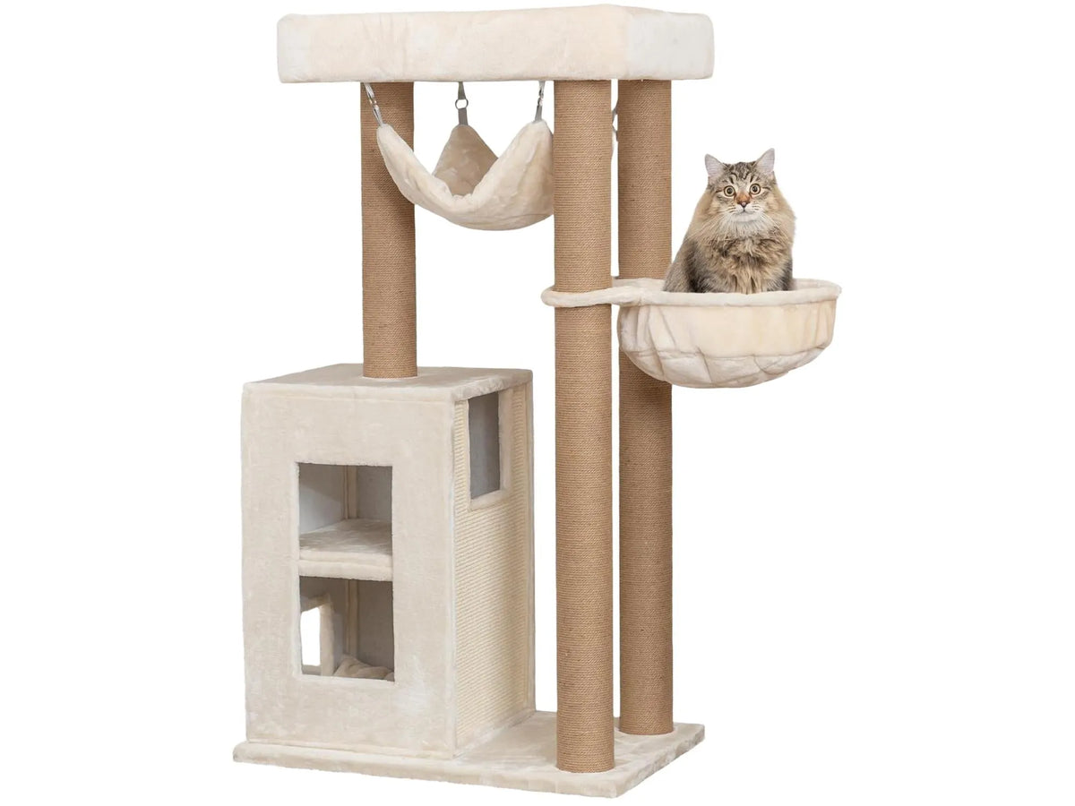 Beige Trixie Amadeus XXL klorestativ med sisalstolper, huler, hengekøye og en katt i en kurv.