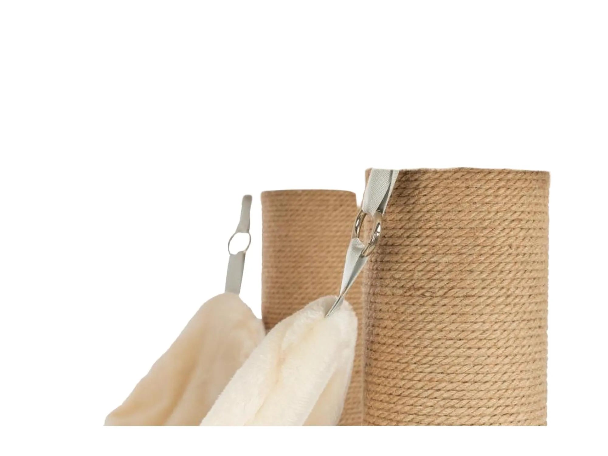 Beige Trixie Amadeus XXL klorestativ med sisalstolper og myke hengekøyer.