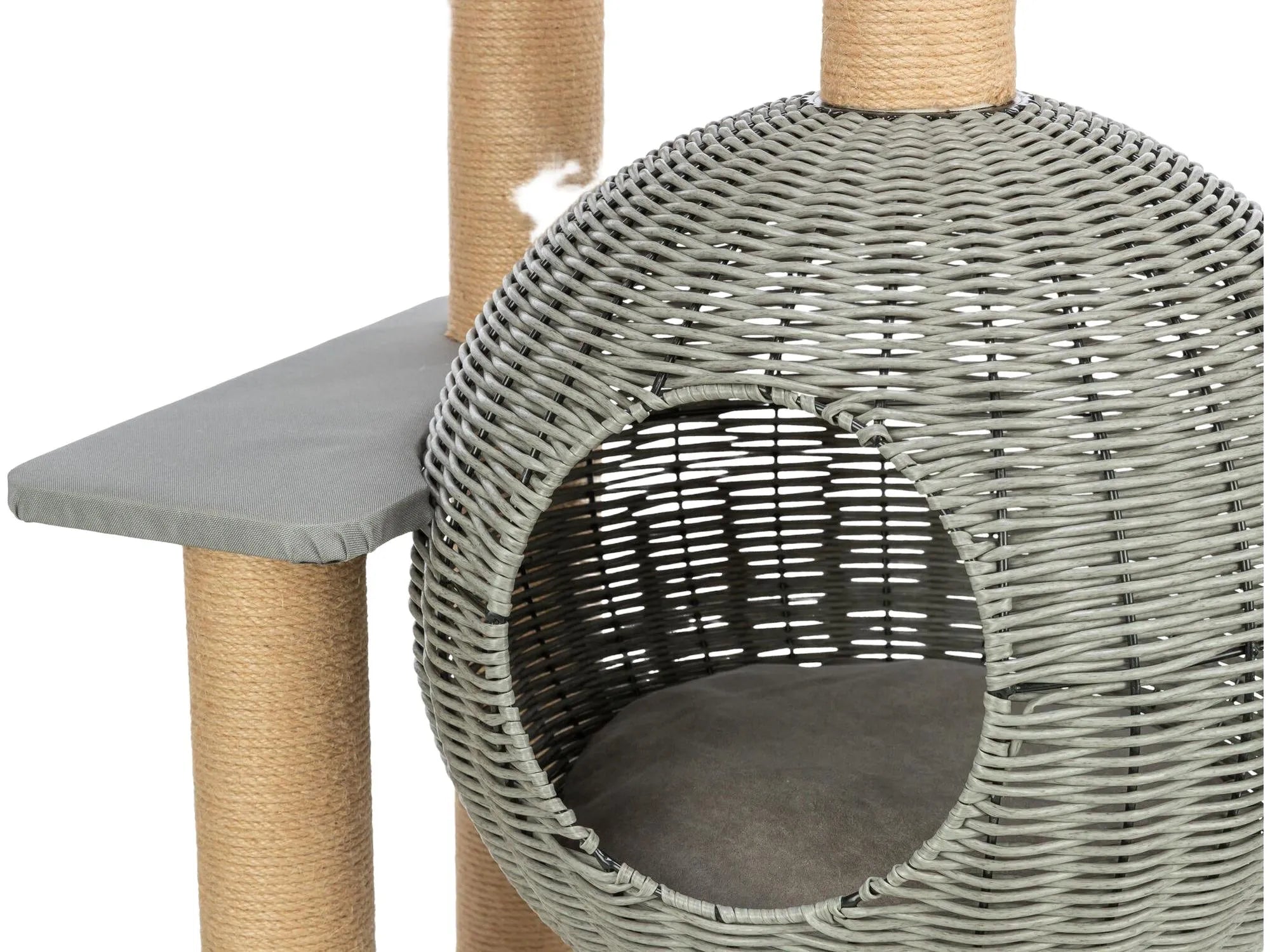 Grått Trixie Amalia utendørs kloretre med polyrattan-hule, jute-stolper og grå plattform.